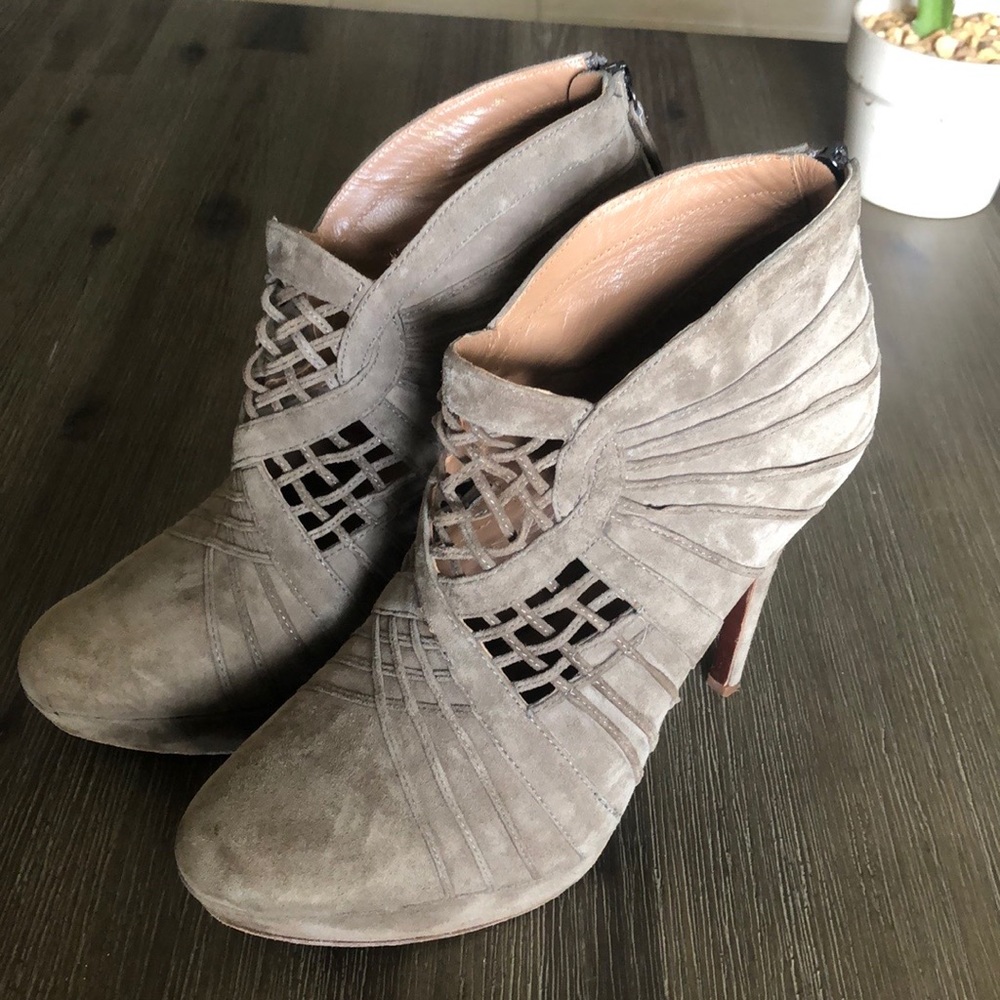 Ellen Tahari tan suede high heels size 10
